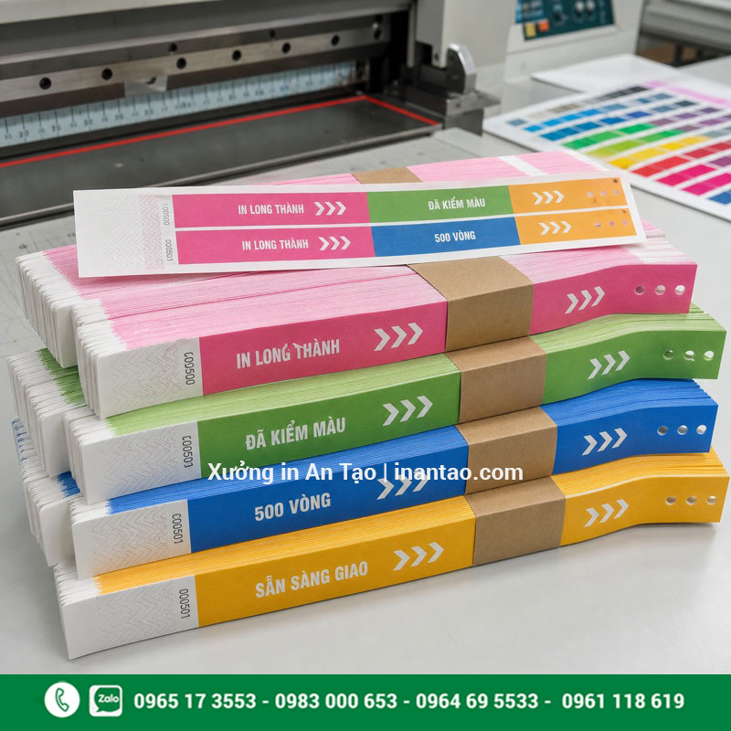 Kiểm tra và đóng gói vòng tay giấy tại xưởng Đóng gói thành phẩm in vòng tay giấy theo màu và số lượng