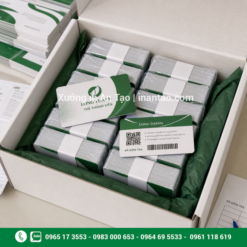 Đóng gói thẻ nhựa thành phẩm Đóng gói thẻ nhựa PVC thành phẩm theo từng bó trước khi giao