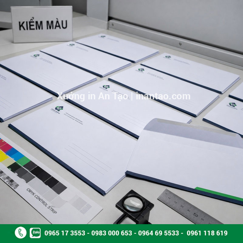 Kiểm màu và kiểm tra chất lượng bao thư sau in Kiểm tra màu sắc và thành phẩm sau khi in bao thư