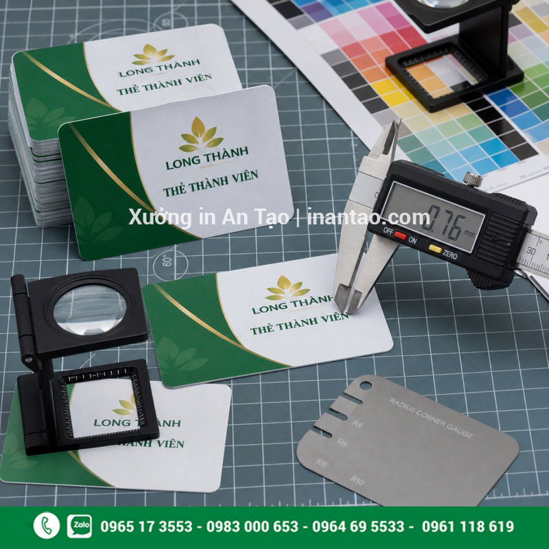 Kiểm tra chất lượng thẻ nhựa thành phẩm Kiểm tra màu sắc, độ dày và đường bo góc thẻ nhựa thành phẩm