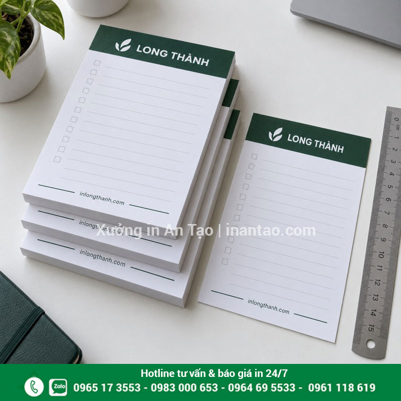 Chi tiết tập giấy ghi chú keo gáy hoàn thiện Các tập giấy ghi chú Long Thành xếp chồng cạnh một tờ checklist và thước kim loại