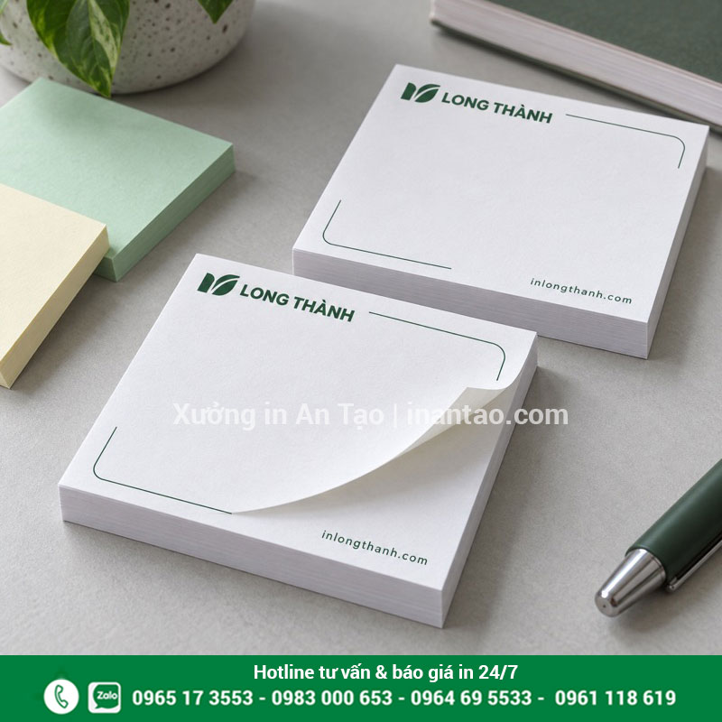 Mẫu giấy note có keo dán in logo riêng Tập giấy note vuông in tên Long Thành với một góc giấy được lật lên